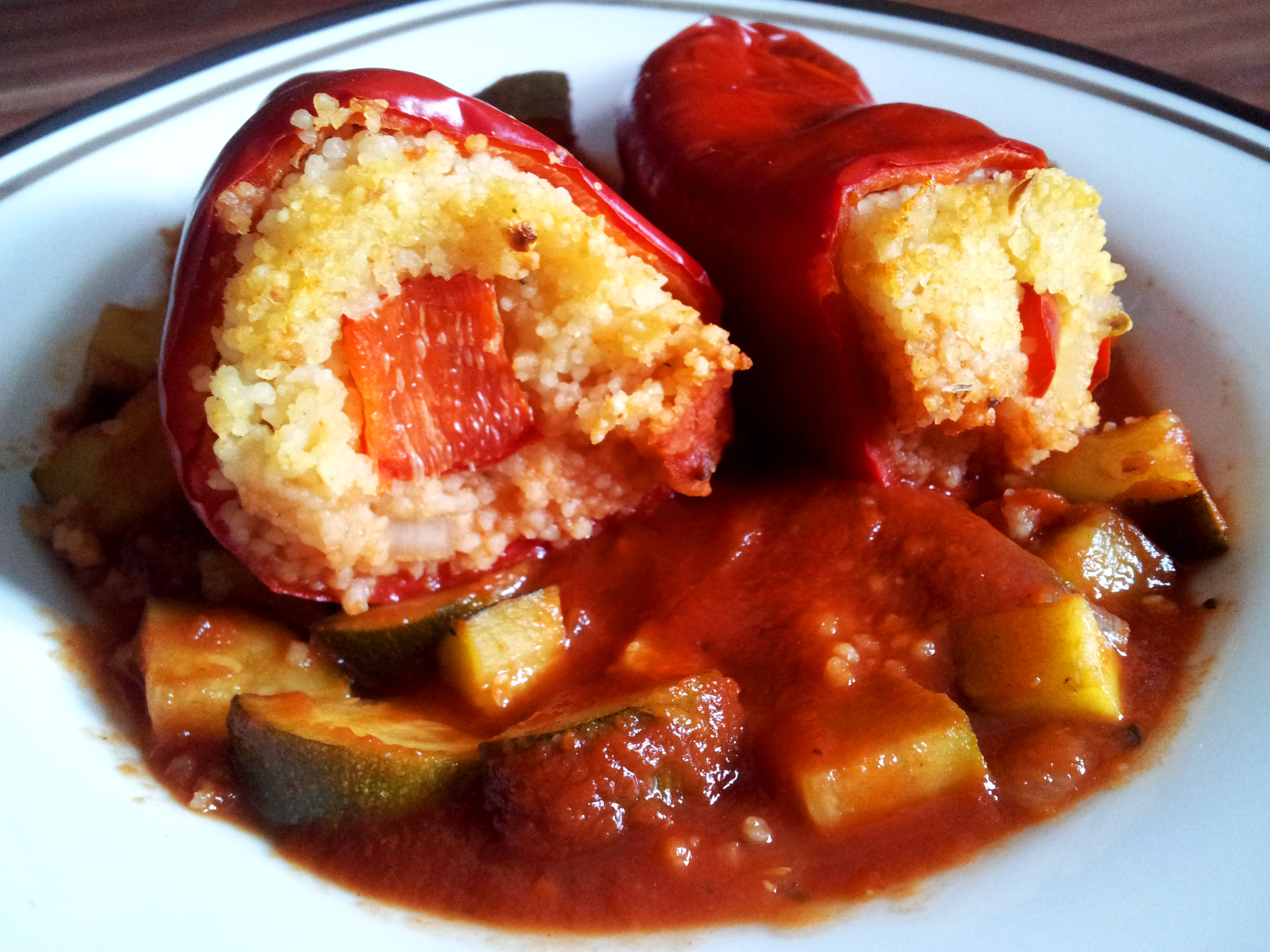 Mit Couscous gefüllte Paprika an Zucchini-Tomaten-Soße | Claudi&amp;#39;s vegan ...