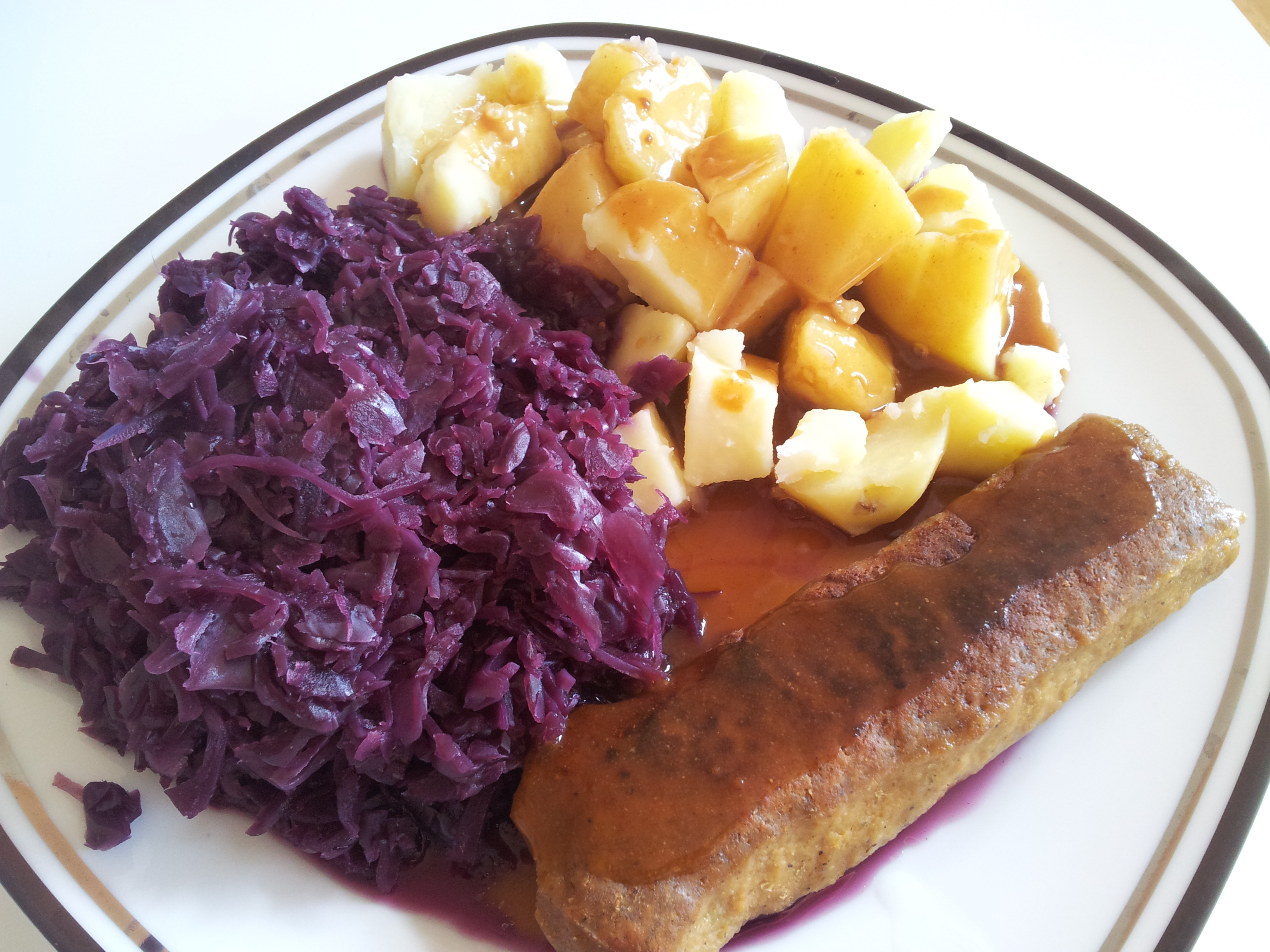 Lupinenfilet mit Kartoffeln und Rotkohl | Claudi&amp;#39;s vegan world