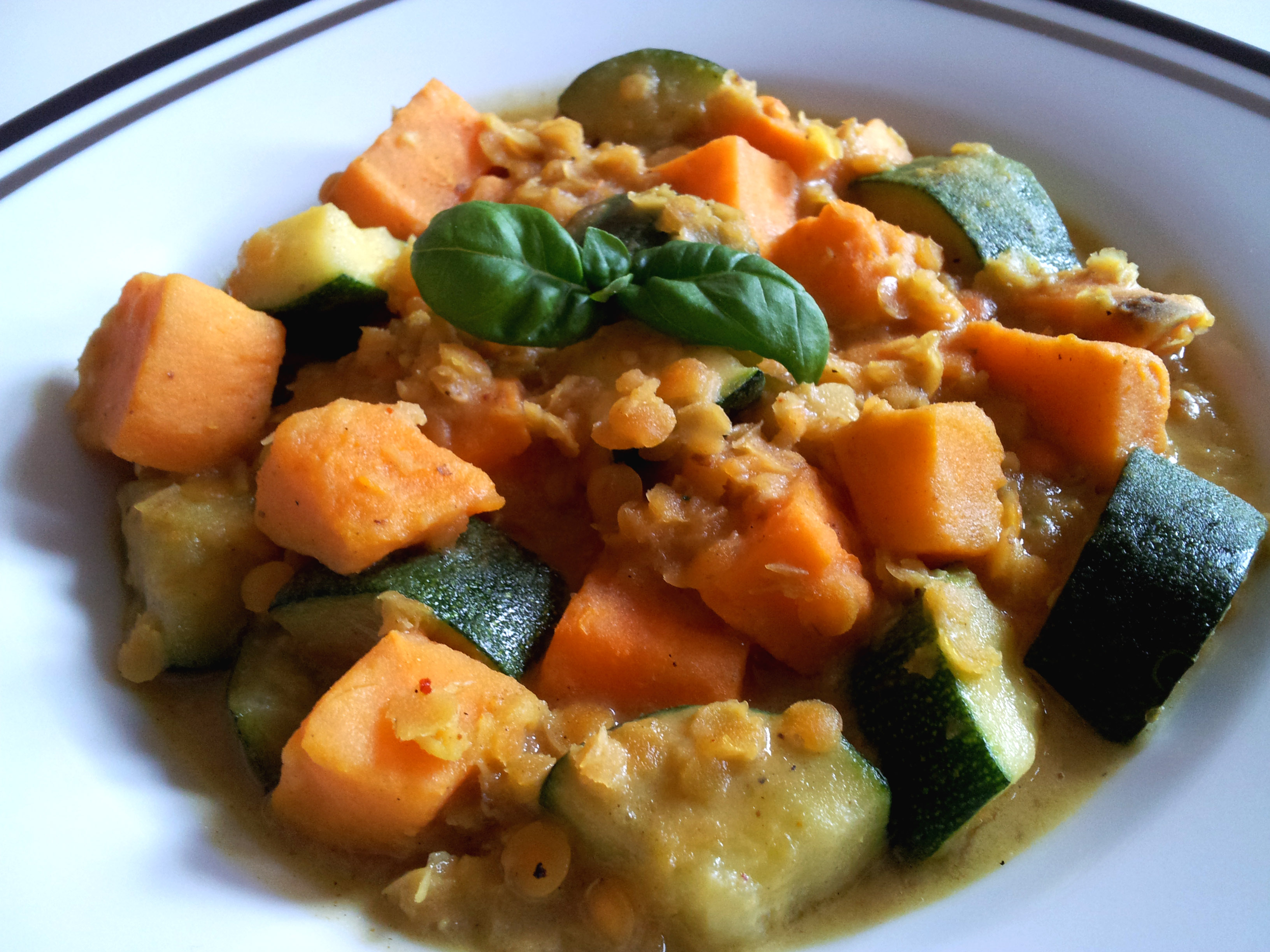 Süßkartoffelcurry mit Zucchini und roten Linsen | Claudi&amp;#39;s vegan world