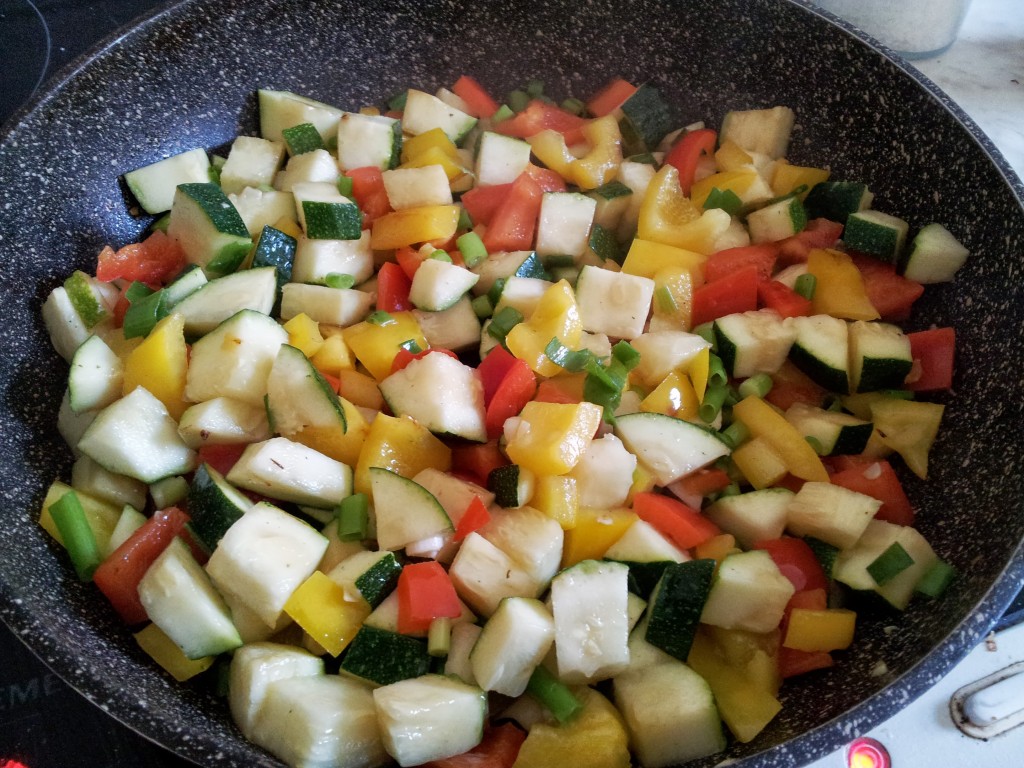 Bunte Nudelpfanne mit Basilikumtofu | Claudi&amp;#39;s vegan world