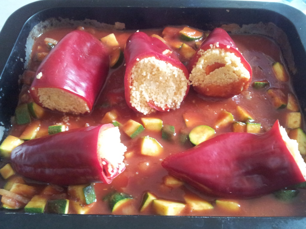 Mit Couscous gefüllte Paprika an Zucchini-Tomaten-Soße | Claudi&amp;#39;s vegan ...